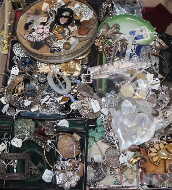 A quantity of assorted costume jewellery.
